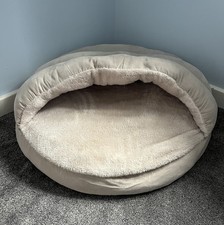 Hooded pet / dog bed