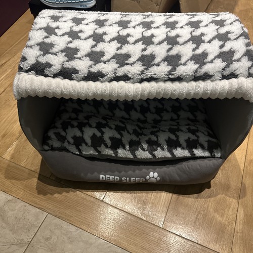Small dog bed - cat, hooded
